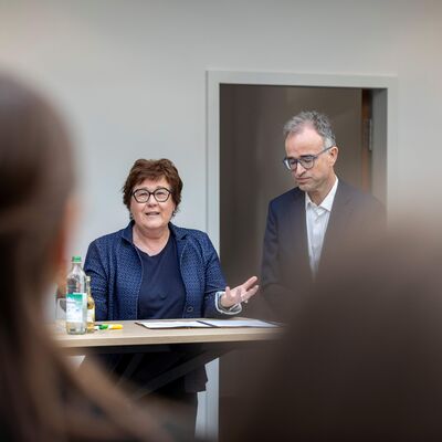 Ministerin Petra Grimm Benne hält Grußwort vor einem Publikum in der MLBF