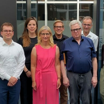Mehrere Personen stehen nebeneinander und blicken in die Kamera; sie bilden den neu gegründeten Beirat.